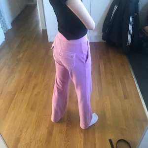 Juicy Couture byxor  - Säljer mina nästan helt nya Juicy Couture byxor, färg Orchid. Jättefint skick, använda väldigt lite. Bara tvättade en gång. Säljer på grund av att jag ångrade mig på färgen. Köparen står för frakten.  