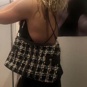 Väska 🟤🖤⚪️ - Fin väska påminner om 2000 talet, väldigt rymlig och så fina färger 🟤⚪️🖤 200kr inklusive frakt 🟤⚪️🖤