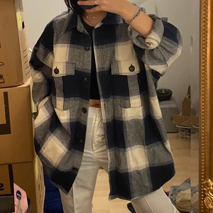 Rutig jacka strl. XL! - Säljer denna blå-rutiga jacka från H&M i storlek XL! Jag har vanligtvis storlek M i jackor och denna sitter snyggt oversized på mig! Säljer den för 120kr!