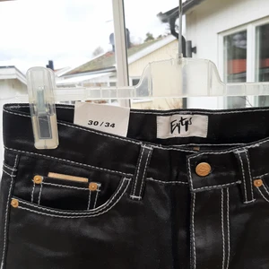Eytys Cypress Svarta Byxor - Köpta förra veckan och tänker köpa ett längre par så dessa är bara använda en enda gång och som om de vore precis ur butik. Ursprungliga lappar och markeringar finns kvar. Tyget är denim men det är manipulerat och behandlat med vax vilket ger en unik struktur som liknar läder. Passformen är unisex och e skitsnygga på alla.
