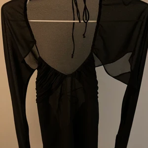 Zara topp - Snygg topp från zara helt slutsåld, i strl s. skriv privat för mer bilder. ANDRA BILDEN LÅNAD AV @filippazorz. Säljer vid bra BUD!