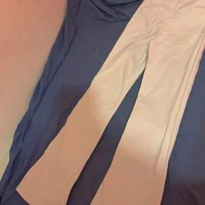 Zara flared jeans i storlek 36 - Använda 1/2 gånger i fint skick, säljer pga för stor storlek.