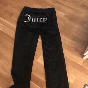 Juicy couture byxor  - Storlek M. Bra skick, endast 3 dismanter lossnat. 