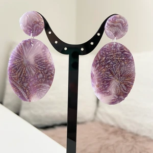 Örhängen  - Handgjorda örhängen av lera. Samfraktar. Kontakta för flera bilder eventuellt video. Storlek ca 5  cm Står ej för postens slarv Kontakta för nickelfri alternativ