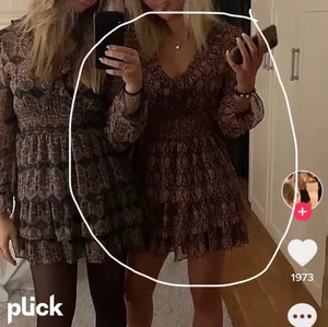 Zara klänning - (Lånad bild) Jag säljer nu min trendiga klänning från Zara då den tyvärr var för liten. Helt slutsåld på hemsidan och helt ny med lappen kvar.💕 