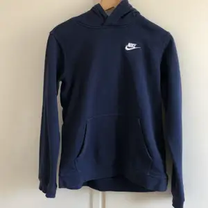Fin Nike hoodie i storlek 158-170 men passar jätte bra på S/XS också