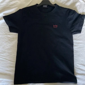 Hov1 t-shirt - Hov1 tröja. Har en förmåga att dra åt sig damm men annars är den i bra skick. Trycket är helt där bak. 