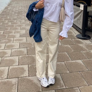 Beiga somriga jeans ZARA - Köpta från Zara. Lite tunnare material, kostymbyxa blandat med jeans. Fin knapp på framsidan. Jag är 170 cm lång och de är ganska så bra längd för mig. Använda enstaka gånger. 