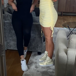 Gul klänning  - Prislapp på storlek s helt ny