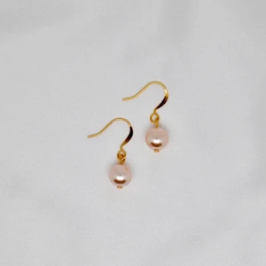 Örhängen - Handgjorda örhängen. Örhängena är silver/guld pläterade, och klarar av vatten. Finns i flera färger och pärlor på min sida! Pärlorna är 0,8 cm                                                               -                                                                                                 Köp 3 betala för 2! Packar säkert och fint, går att ge som present redan i posten. Frakt kostar 13 kr 📦                            Hör av dig vid frågor 💕 /Isadoras Silver