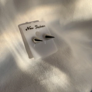 nitar som är örhängen!  - sjukt snygga nitörhängen i silver från weekday! perfekt mix mellan edgy och clean. älskar dem men har ba aldrig fått användning av dem! 