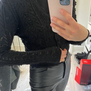 Svart stickad kofta  - Jättecool stickad kofta som e lite genomskinlig som e najs att ha över en annan tröja 