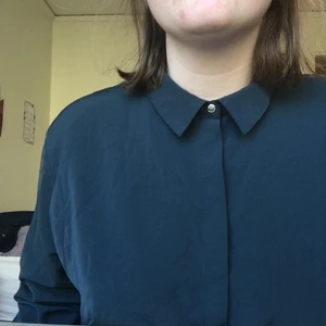 Grön skjorta - Mörkgrön skjorta i silkigt material. I fint skick. Från H&M. Färgen syns bäst på första bilden. I strl XL, true to size. Jag bär ofta L. 