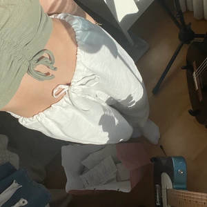 Linnebyxor  - Jättesnygga linnebyxor från ASOS som är i storlek 32 men stora i storleken så passar 34-38. Säljer då jag har två par.