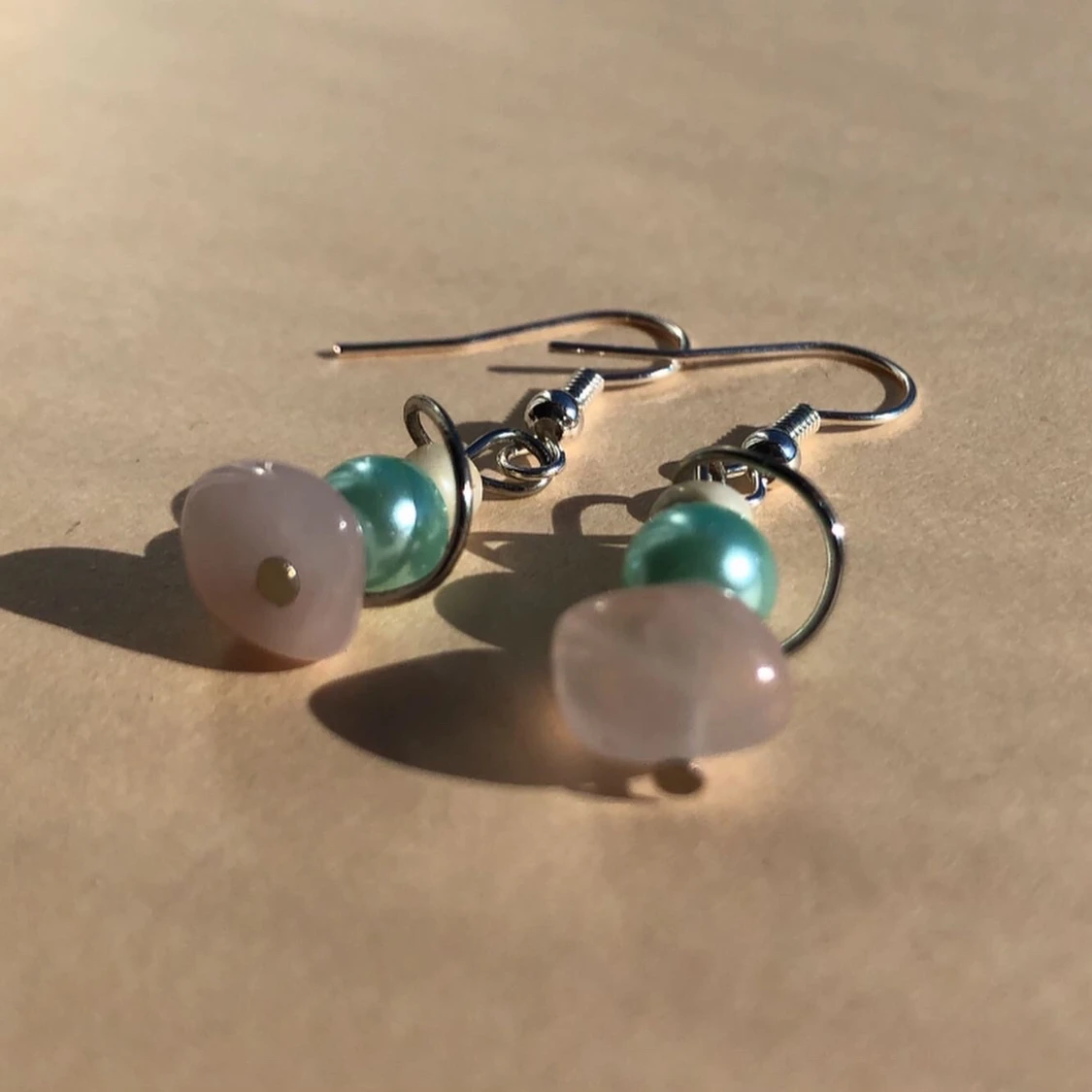 Roskvist kristall örhängen 🌸