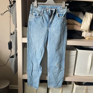 Weekday byxor  - Modellen Voyage i storleken W 26 L 28, använda fåtal gånger men var ett tag sen nu. Som nya, inga fläckar eller liknade. 