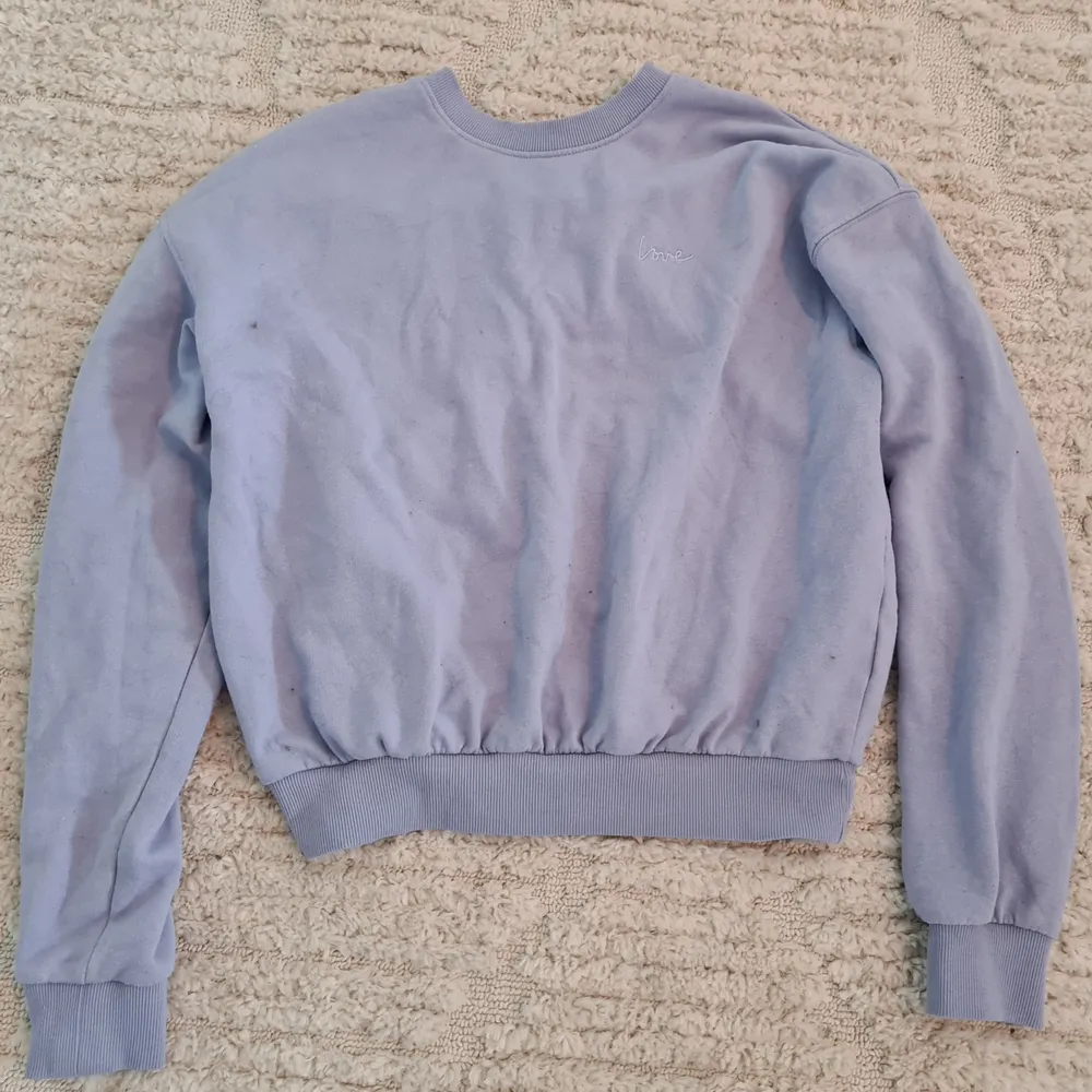 En super fin lila sweater från H&M köpt i somras, har använts några gånger och säljs för att det inte är min stil längre. Leverans ingår I priset! Storlek:S. Tröjor & Koftor.