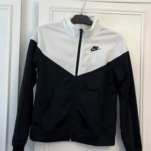 Nike tröja Använd 1-2 gånger 300kr