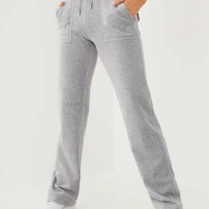 Gråa Juicy Couture Byxor - Väl änvända💗