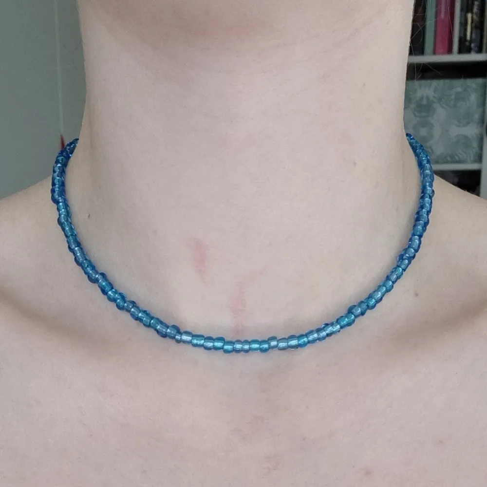 🦋Egengjort halsband av glaspärlor. Jag tar även emot custommade beställningar. Dma vid frågor. Frakt 12kr.🦋 KOLLA IN PROFIL FÖR FLER SMYCKEN😊. Accessoarer.