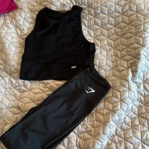 Linne från stronger & Tights Gymshark - Linne från stronger: Jätte fint skick, knappt använt. 150 kr. TIGHTS FRÅN GYMSHARK: Knappt använda i fint skick, 350 kr. PAKET PRIS: 410 kr.