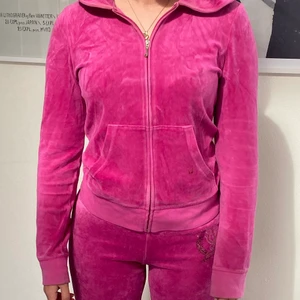 Juicy Couture - Säljer min Juicy Couture tröja i storlek XS/S. Tröjan är sällan andvänd och i ett mycket fint skick💖