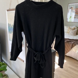 Stickad klänning - Stickad klänning med knyte i midjan från Nelly. Motsvarar storleken S/M. 