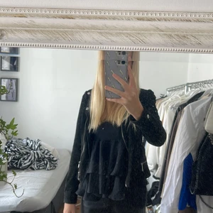 Mocca jacka - En superfin jacka som ser ut som en skinnjacka fast i svart mocca material istället, skitsnygg verkligen men använder min skinnjacka mer och behöver plats i garderoben. Den är i storlek M men passar även xs och s. Jag pendlar mellan storlekarna och den sitter perfekt på mig. Använd fåtal gånger. Nypris var 1149kr