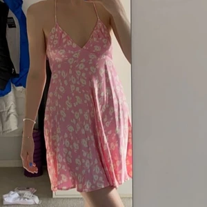 Zara klänning storlek S - Zara klänning i storlek S, använd en gång. Köparen står för frakt💞