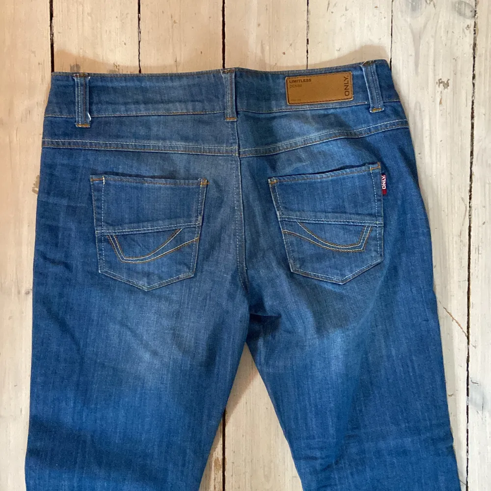 Lågmidjade jeans från only, jättefint skick. Storlek w31 l34, men skulle säga att de snarare är längd 31. Lagom långa på mig som är 164. Frakt tillkommer, kan annars mötas o i Stockholm. Midjemått ca 87cm.. Jeans & Byxor.