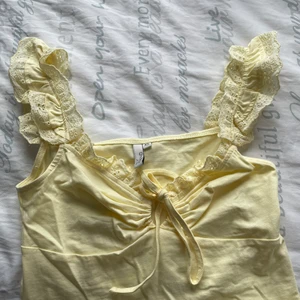 Gul sommar topp - JÄTTE fin gul sommar linne 💛 Tyvärr för liten! Därav aldrig använd.
