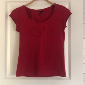 Röd topp - Röd topp/T-shirt från Åhléns i storlek M men passar S lika bra! Bra skick:) färgen syns bäst på sista bilden 