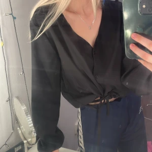 Blus - Svart blus med justerbara snören nertill🖤