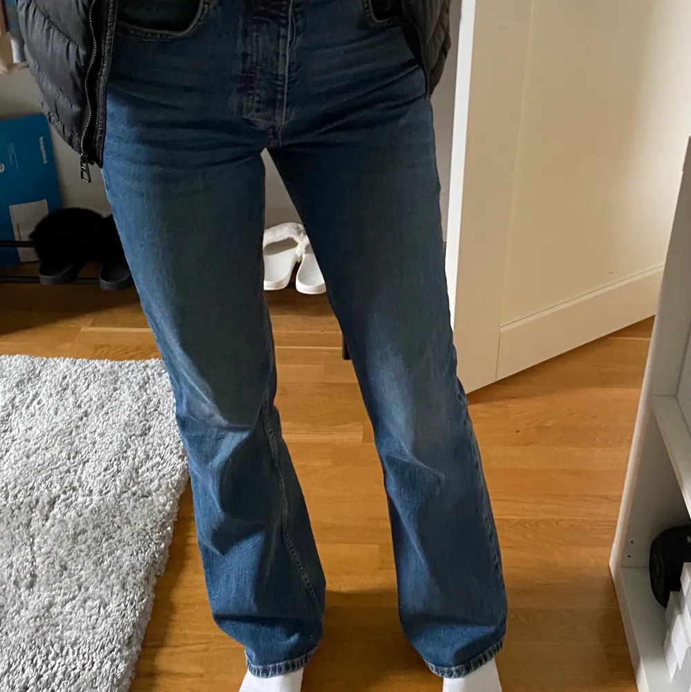 Utsvängda mörkblå jeans med hög midja och knappar som formar midjan och rumpan fint, säljer dock pga en aning stora på mig 💘💘. Jeans & Byxor.