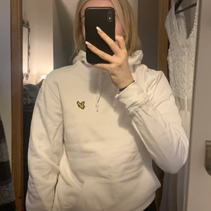 Vit hoodie - En vit Lyle & Scott hoodie som är i topp skick. Använt en gång och märket samt snörena är kvar. Storleken är i herr storlek S men kan köpas av vem som 🤍