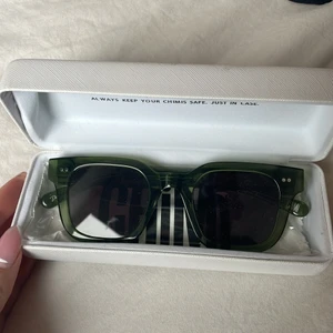 CHIMI solglasögon 004 Kiwi - Säljer mina nya CHIMIs i 004 i färgen Kiwi med svart glas! Aldrig använda! Fodral ingår! Köparen står för frakten💕