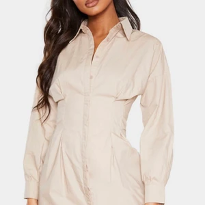 PLT  - Skjortklänning ifrån PrettyLittleThing i ljus beige. Klänningen är helt oanvänd (lapparna är kvar). 