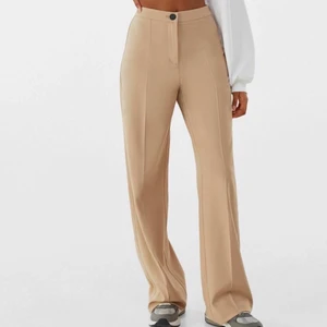 Super snygga beige tygbyxor  - Snygga beiga tygbyxor från Bershka. Väldigt fin färg och använda några få gånger. Inga märken osv utan bra skick.