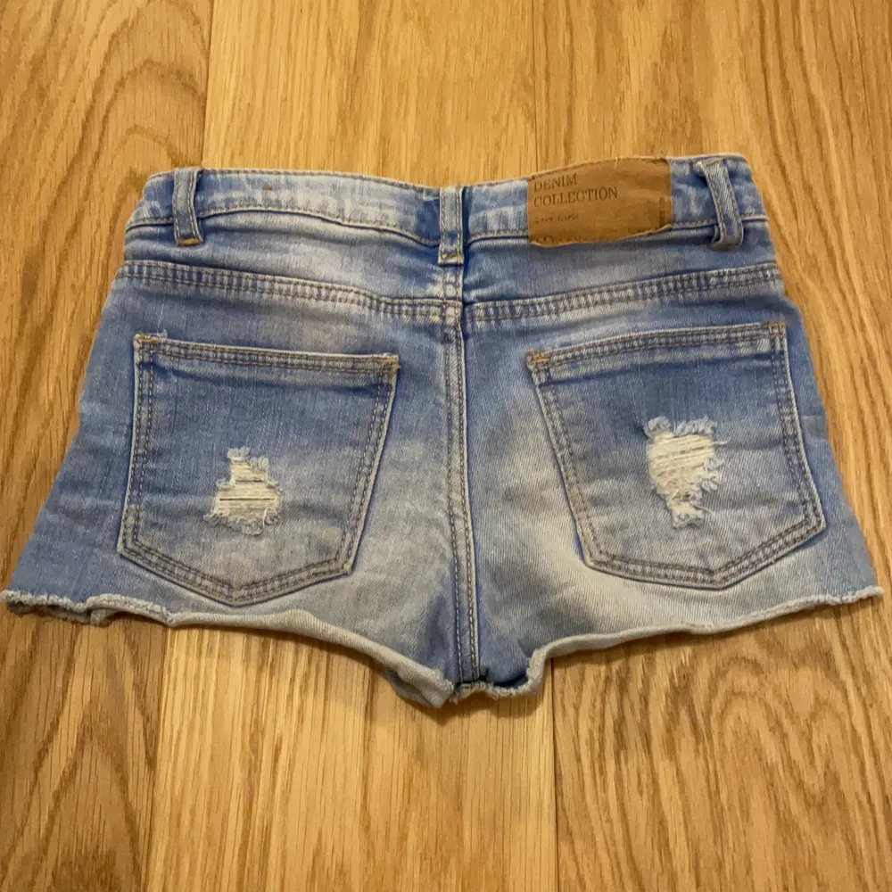 Här är ett par jättesnygga jeans shorts!! 💙💜💚 De är så sköna!! Från 🚨ZARA🚨 De är så strechiga, passar mig perfekt även om de inte är min exakta storlek!! . Shorts.