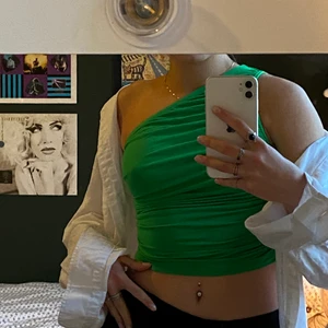 One shoulder top - Grön one shoulder top. Allting använd. Skulle säga storlek XS/S. Köpare står för frakt 🍀