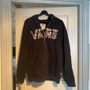 Vans - En riktigt cool zip up vans hoodie! Bra tyg men ganska använd, men fortfarande bra material och har bara ett litet hack längst ner på ärmen.