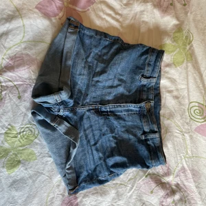 Jeans shorts stl 38 - Jeans shorts stl 38 . Hög midjade. Super fint skick . Mycket stretch. 