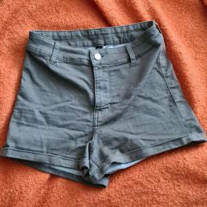 Bekväma high waist shorts från HM, strl 38. 💛Sista bilden visar färgen tydligare, då de är mer åt det militärgröna hållet. 🥰