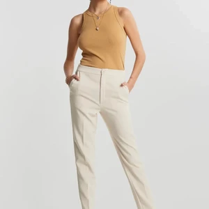 Beiga kostymbyxor  - Oanvända kostymbyxor ifrån Gina