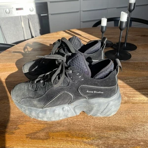 Acne sneakers - Inköpta för ca 3 år sedan. Använda en del, men ändå i  fint skick. Ny pris: 3600kr. Storlek 37. Min historia är slut med dessa skorna, hoppas någon annan blir nöjd och ger dem ett nytt liv 😃 hör gärna av er om ni vill ha fler bilder eller har fler frågor.
