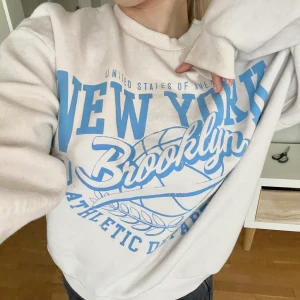 Sweatshirt  - Säljer denna fina sweatshirten från Gina i storlek S 🤩 