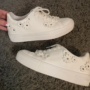 Sneakers - Jättejätte gulliga sneakers med blommor på🌸 Jag harendast använt de en gång och det var under mitt utspring på studenten, så man ser att de är använda men inprincip i nyskick!💓