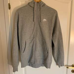 Snygg klassisk grå Nike hoodie. Köpt på asos. Storlek Medium. Bra skick, inga flaws