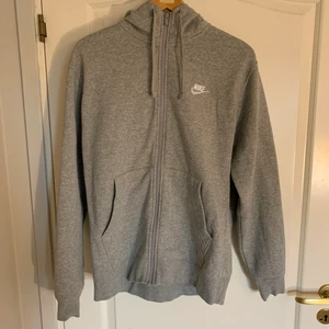 Grå Nike hoodie - Snygg klassisk grå Nike hoodie. Köpt på asos. Storlek Medium. Bra skick, inga flaws