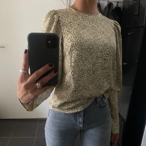 Blus från H&M, strl S - Säljer en mönstrad topp från H&M endast använd 2 gånger!